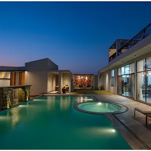 Casa Concreto- 5-Bedroom Luxury Villa With All Weather Pool