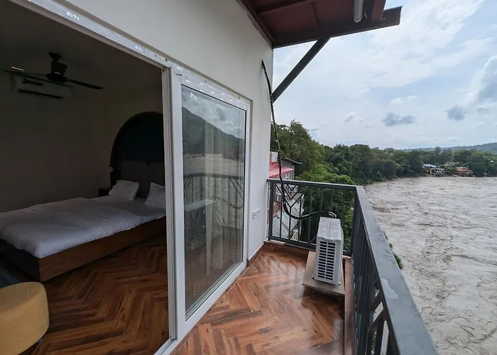 Joey'S By The Ganges