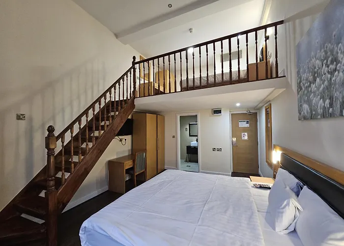 Cromwell Hotel