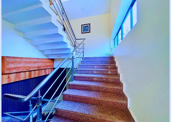 Ujjain Budget Hotel - R U D R A - S A G A R - Near Mahakal Temple - Railway Station - River - Free Parking And Wi- Fi - Power Backup - Hotel-At-Prime-Location Spacious-Room - Best Homestay In Ujjain