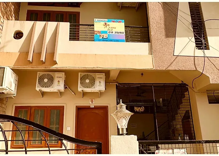 Ujjain Budget Hotel - R U D R A - S A G A R - Near Mahakal Temple - Railway Station - River - Free Parking And Wi- Fi - Power Backup - Hotel-At-Prime-Location Spacious-Room - Best Homestay In Ujjain