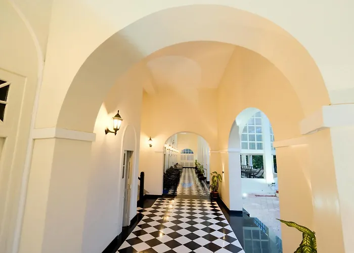 Chanakya Bnr Hotel