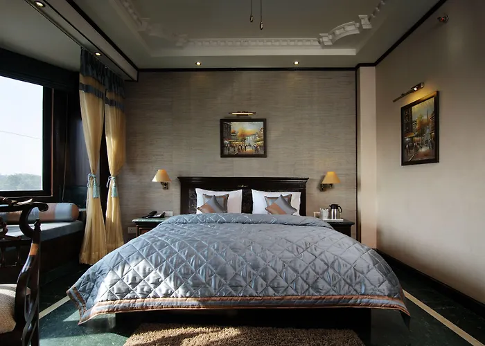 Hotel Diplomat Residency