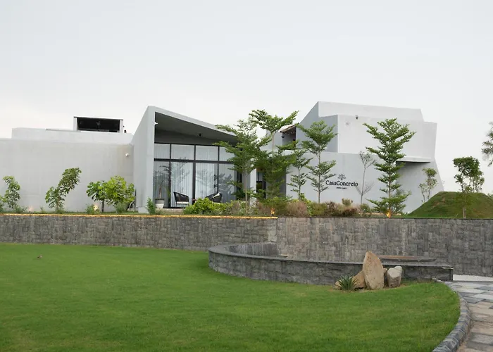 Casa Concreto- 5-Bedroom Luxury Villa With All Weather Pool