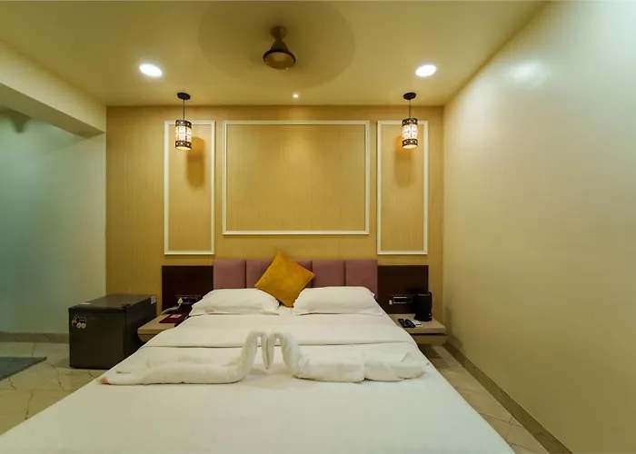 La Hotel Metro Near Bkc