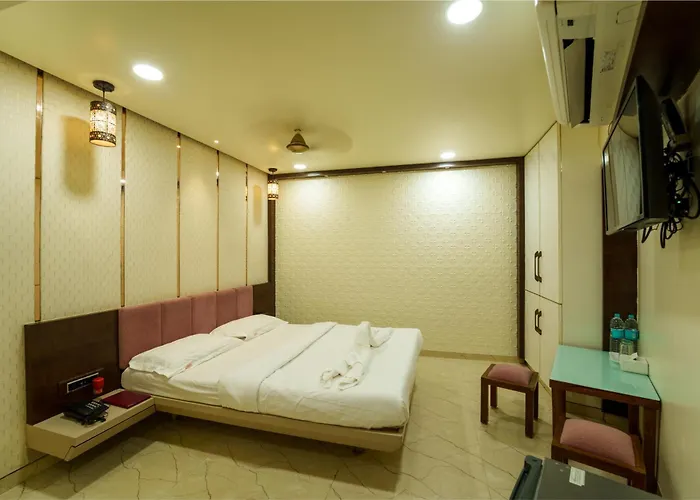La Hotel Metro Near Bkc