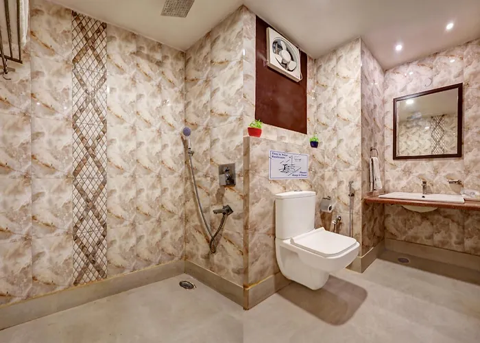 Hotel Palm Grand At Luxury Naraina New Delhi - Couple Friendly Local Ids Accepted