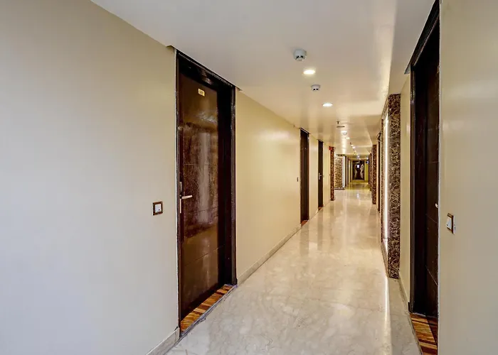 Hotel Palm Grand At Luxury Naraina New Delhi - Couple Friendly Local Ids Accepted