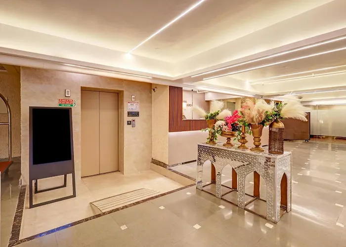 Hotel Palm Grand At Luxury Naraina New Delhi - Couple Friendly Local Ids Accepted