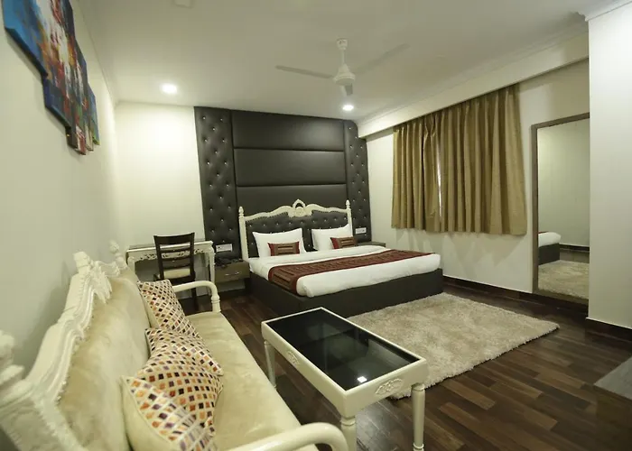 Hotel Red Castle - Near Ganga Ram & Blk Hospital - Karol Bagh