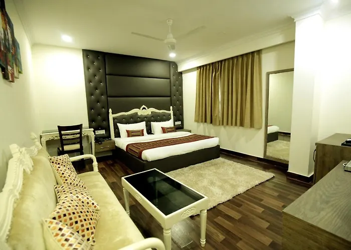 Hotel Red Castle - Near Ganga Ram & Blk Hospital - Karol Bagh