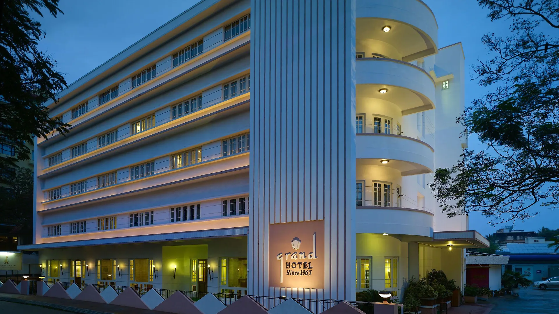 Staying Near Our Lady of Ransom: 8 Business Hotels Compared