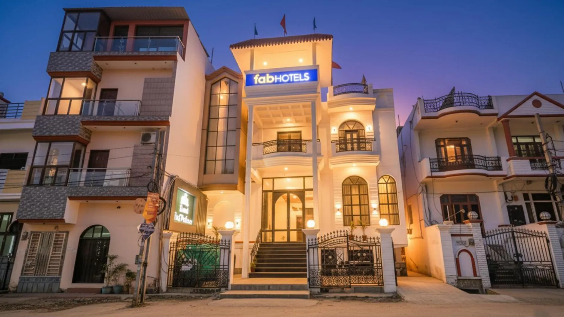 12 Smart Airport Hotels Near Lucknow University to Book