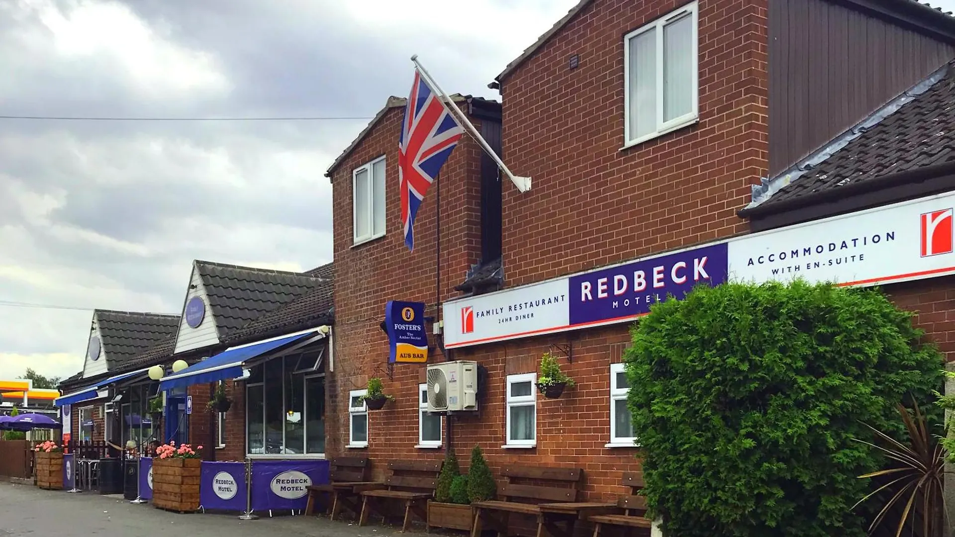 Staying Near Wakefield Art Gallery: 4 Three-Star Hotels Compared